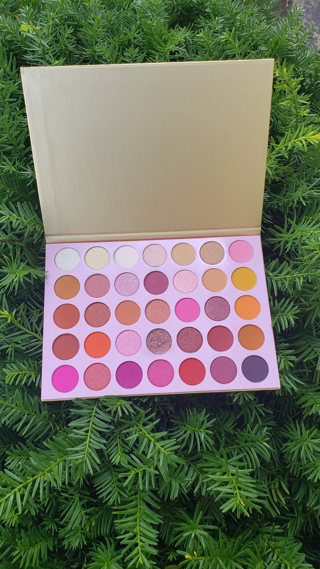 Isle of Splendor Eye Shadow Palette